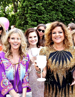 - Hva er hensikten med disse fashion-shoot-bildene av redaktøren?