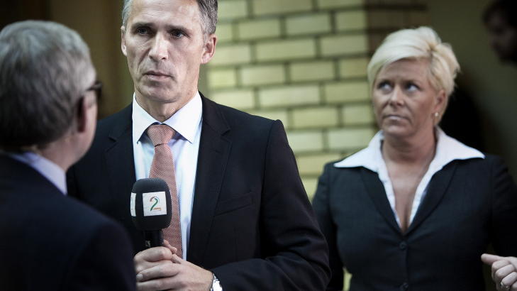 SIV UTE AV FOKUS: Nå er det Erna Solberg som har tatt over rollen som Jens Stoltenbergs argeste motstander. Forrige stortingsvalg var det Frp-lederen. Her intervjues Jens Stoltenberg med Siv Jensen i bakgrunnen i forbindelse med framleggingen av statsbudsjettet. Foto: Christian Roth Christensen / Dagbladet SIV UTE AV FOKUS: Nå er det Erna Solberg som har tatt over rollen som Jens Stoltenbergs argeste motstander. Forrige stortingsvalg var det Frp-lederen. Her intervjues Jens Stoltenberg med Siv Jensen i bakgrunnen i forbindelse med framleggingen av statsbudsjettet. Foto: Christian Roth Christensen / Dagbladet