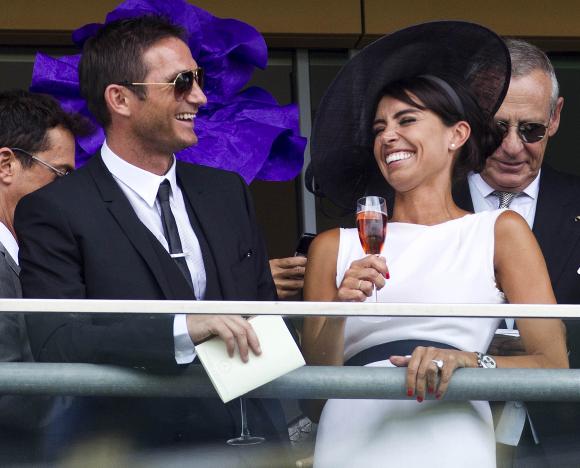 KOSTE SEG: Fotballspiller Frank Lampard og forloveden Christine Bleakley s� ut til � kose seg. Foto: Stella Pictures