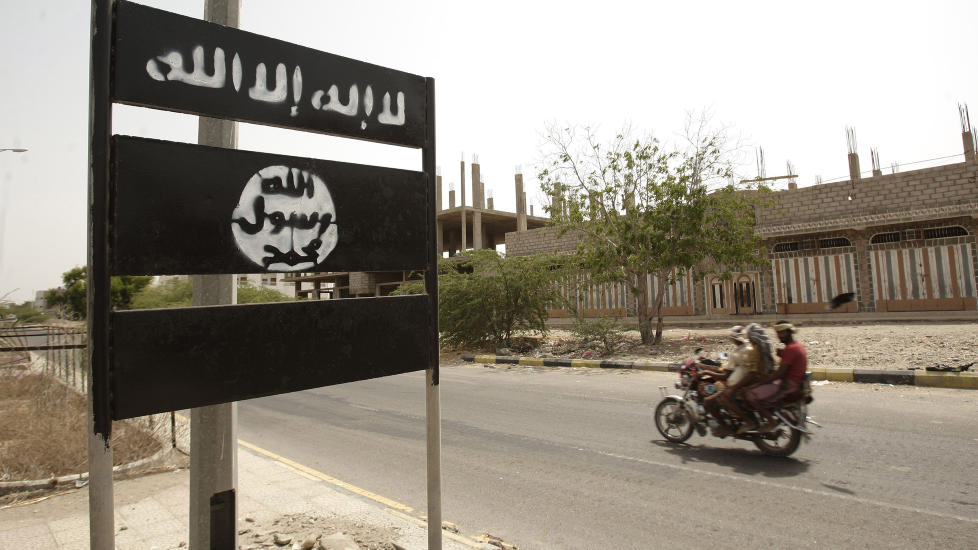 AL-QAIDA-LOGO: Al-Qaida st�r sterkt i Jemen, men ble drevet tilbake etter kraftige kamper med regjeringsstyrker for to uker siden. Dette bildet er fra byen Jaar, i den s�rlige Abyan-provinsen, der det er satt opp et skilt med al-Qaidas logo. Bildet er tatt for ti dager siden. Foto: Hani Mohammed/AP/Scanpix