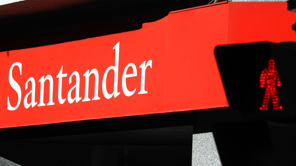 NEDGRADERT: Banco Santander, spanias viktigste bank, er nedjustert to hakk. Foto: AFP PHOTO / DOMINIQUE FAGET/NTBScanpix