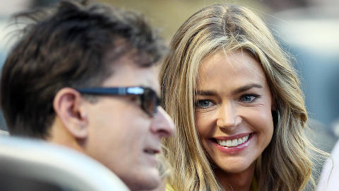  GOD STEMNING:  Charlie Sheen og ekskona Denise Richards har lagt ned strids�ksa etter mange �rs uenighet. Her er de to p� baseballkamp i New York tidligere i �r. Foto: Elsa/ AFP/Getty Images