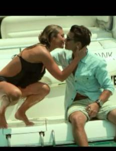 Lettkledd Tone Damli Aaberge i het omfavnelse med Eric Saade