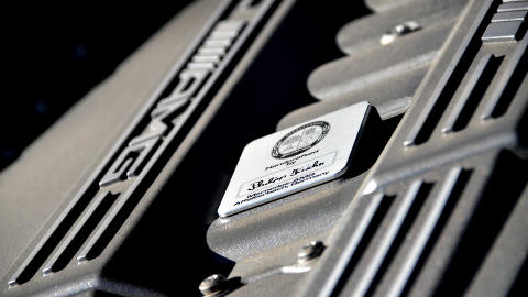 H�NDBYGGET: Hver AMG-motor er bygget for h�nd, og signert av vedkommende som har hatt ansvaret. Foto: ANDREAS HANDELAND