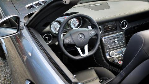 LEKKERT: Det er lite � utsette p� interi�ret i SLS AMG. Her er det gode seter, frekke detaljer, rikelig med karbonfiber - og faktisk ganske s� komfortabelt. Foto: ANDREAS HANDELAND