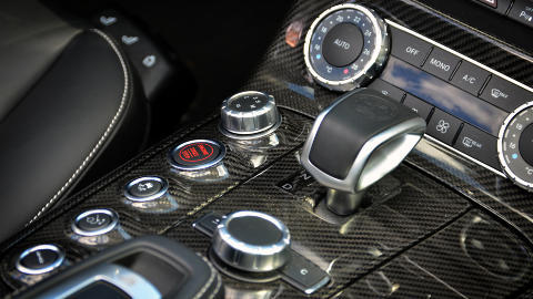 SEXY: Sjekk den girvelgeren da! Et eksempel til etterf�lgelse. Til venstre ser du AMG-knappen, som totalt forandrer bilens karakter. Foto: ANDREAS HANDELAND