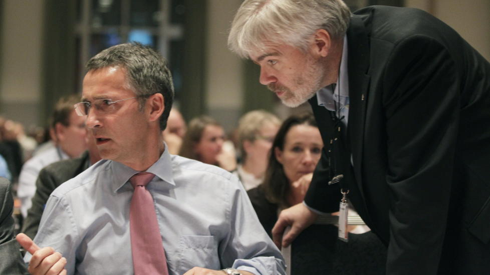 SKAMPLETT: - Det er en skamplett for Norge at vi ikke for lengst har funnet en l�sning for disse dykkerne, sier forbundsleder Leif Sande i LO-forbundet Industri Energi. Her sammen med statsminister Jens Stoltenberg. Foto: Morten Holm / Scanpix .