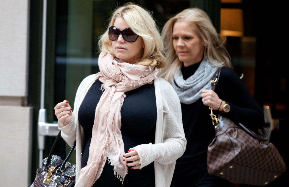  NED I VEKT:  Selv om Jessica Simpson har god st�tte i slankeklubben Weight Watchers f�r sangerinnen hjelp av venninner til � bli kvitt de overfl�dige babykiloene. Foto: Stella Pictures