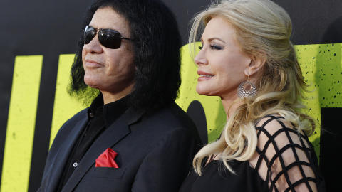 GIFT: Etter � ha v�rt sammen i 28 �r, fridde Simmons endelig til Shannon Tweed i fjor sommer. Foto: Danny Moloshok / Reuters / NTB Scanpix