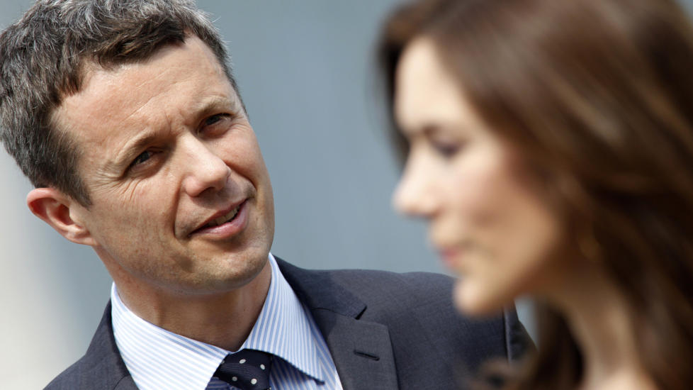 ANTI-REALITY: Kronprins Frederik holder seg unna skandaleprogram som �Paradise Hotel� n�r han slapper av i sofaen foran tv-en. Lee Jae-Won / Reuters / NTB Scanpix