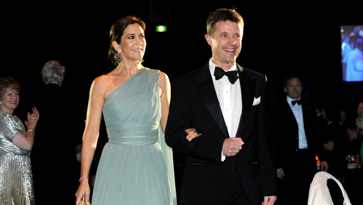 KJENDISPAR: Som Danmarks tronf�lgere m� kronprins Frederik og kronprinsesse Mary t�le jevnlig blitzregn. Foto: William West / AP Photo / NTB Scanpix