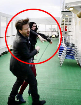 Her f�r han en p� trynet p� settet til en erotisk film