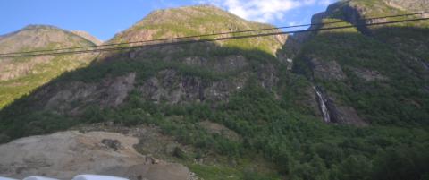 Fl�y rett i fjellveggen