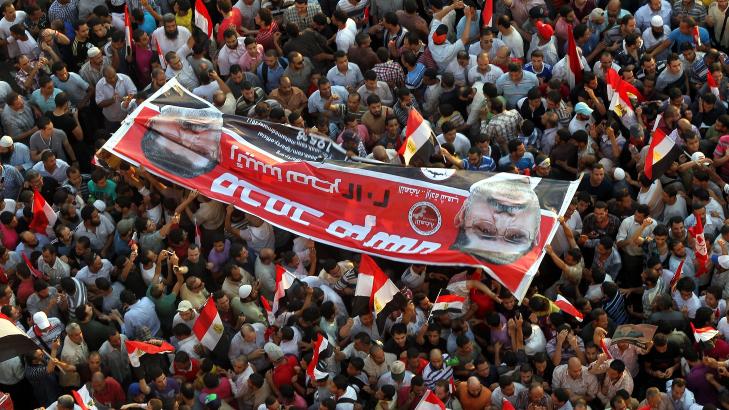 FEIRET VALGSEIEREN: Tusenvis av egyptere strømmet til Tahrir-plassen i Kairo da det ble kjent at Mohammed Morsi, kandidaten fra Det muslimske brorskapet, hadde vunnet presidentvalget. Det var under denne feiringen at den unge reporteren ble utsatt for seksuelle angrep. Foto: EPA/KHALED ELFIQI/NTB SCANPIX FEIRET VALGSEIEREN: Tusenvis av egyptere strømmet til Tahrir-plassen i Kairo da det ble kjent at Mohammed Morsi, kandidaten fra Det muslimske brorskapet, hadde vunnet presidentvalget. Det var under denne feiringen at den unge reporteren ble utsatt for seksuelle angrep. Foto: EPA/KHALED ELFIQI/NTB SCANPIX