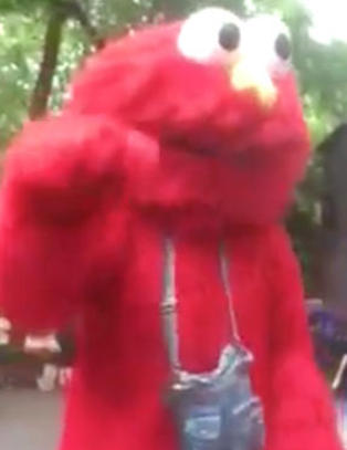 Her st�r barne TV-helten og spyr ut j�dehets midt p� lyse dagen