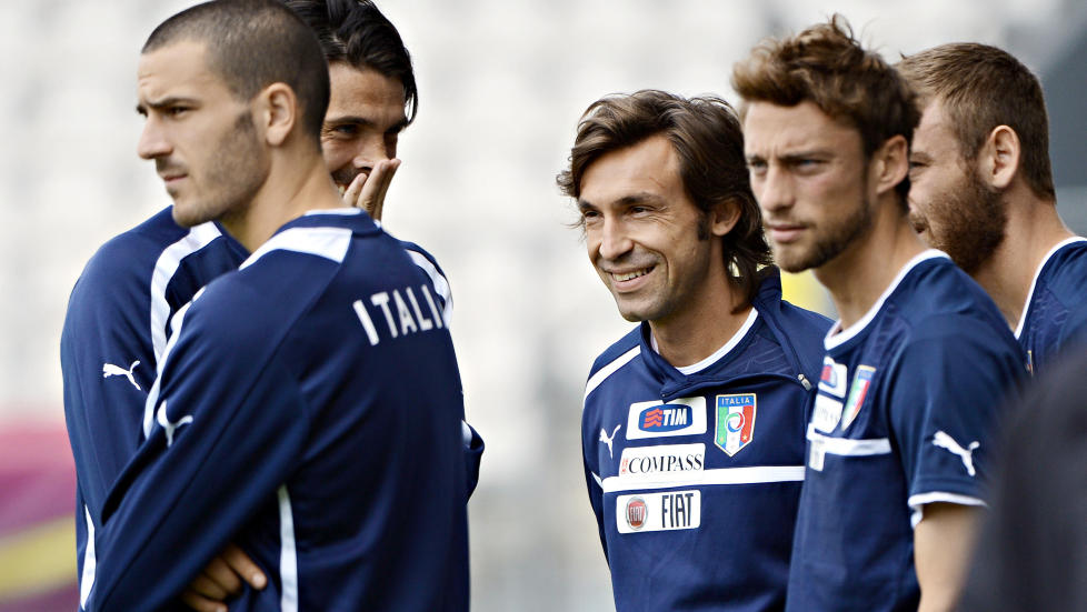 HENGES UT: Andrea Pirlo tuller med lagkameratene p� det italienske landslaget. �Det er liksom lov � snakke nedlatende om italienere. Drillo sitter i TV-studio og velter ut avsky mot de dyktige italienske fotballspillerne,� skriver artikkelforfatteren. Foto: Anne-Christine Poujoulat / AFP / NTB scanpix
