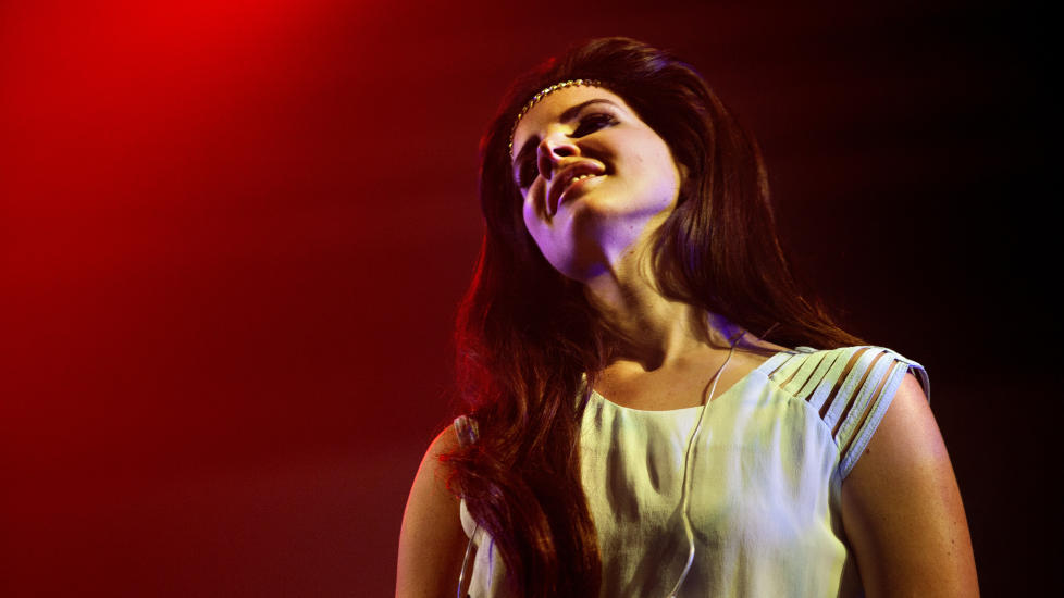 IM�TESETT: Amfiet p� Hovet dirret av forventning f�r myteomspunnede Lana Del Rey entret scenen natt til i dag. Foto: Anders Gr�nneberg/ Dagbladet