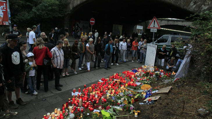 SØRGET: Familie, bekjente og ukjente sørget over de omkomne etter tragedien på Love Parade-festivalen i Duisburg i 2010. 21 personer ble klemt ihjel i kaoset. Foto: WOLFGANG RATTAY / REUTERS / NTB SCANPIX SØRGET: Familie, bekjente og ukjente sørget over de omkomne etter tragedien på Love Parade-festivalen i Duisburg i 2010. 21 personer ble klemt ihjel i kaoset. Foto: WOLFGANG RATTAY / REUTERS / NTB SCANPIX