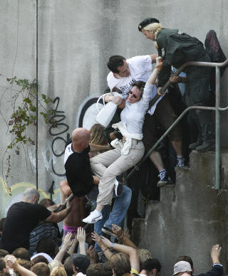 OVER 500 SKADD: Tysk politi løfter opp en skadd kvinne fra folkemengden utenfor en tunnel på Love Parade-festivalen i 2010. Over 500 personer ble skadd under kaoset. Foto: DANIEL NAUPOLD / REUTERS / NTB SCANPIX OVER 500 SKADD: Tysk politi løfter opp en skadd kvinne fra folkemengden utenfor en tunnel på Love Parade-festivalen i 2010. Over 500 personer ble skadd under kaoset. Foto: DANIEL NAUPOLD / REUTERS / NTB SCANPIX