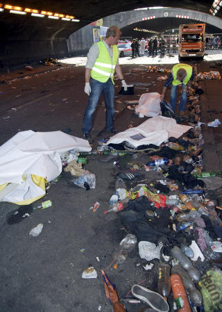 21 PERSONER KLEMT IHJEL: Hjelpearbeidere jobber ved siden av omkomne etter ulykken på Love Parade i 2010. 21 personer ble klemt ihjel. Foto: FRM / AFP PHOTO 21 PERSONER KLEMT IHJEL: Hjelpearbeidere jobber ved siden av omkomne etter ulykken på Love Parade i 2010. 21 personer ble klemt ihjel. Foto: FRM / AFP PHOTO