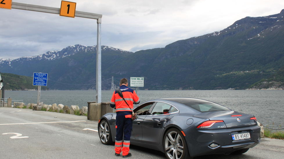 � VESTLAND VESTLAND: Det skal godt gj�res � pynte p� Hardanger, men Karmaen kommer ganske n�rme. Legg merke til skiltet i bakgrunnen. Foto: LINE SUNDT N�SSE