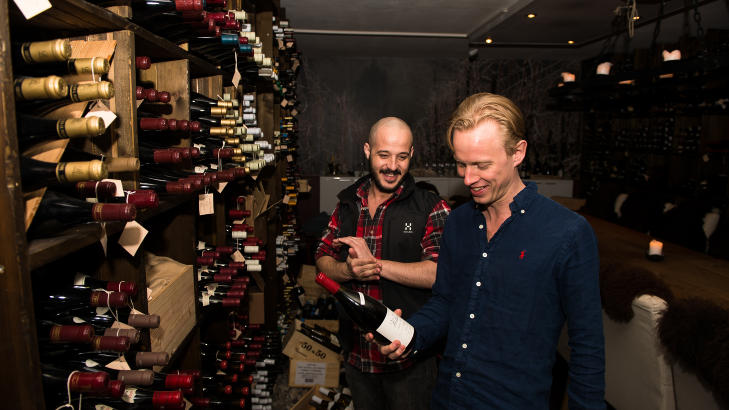 HUSETS VINKJELLER: Restaurantsjef og sommelier Bo Tommy �rnewald (t.v.) og daglig leder Jonathan Lilie, viser stolt fram den klassiske vinkjelleren med viner fra Frankrike, Italia, Tyskland og Spania. Foto: ROGER BRENDHAGEN