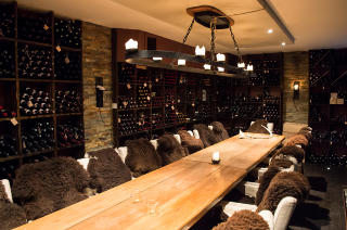 VINSMAKING: Du kan booke vinsmaking p� forh�nd om du �nsker det, eller du kan ta tak i personalet og sp�rre om du f�r ta en titt p� kjelleren om du tilfeldigvis er innom. Foto: ROGER BRENDHAGEN