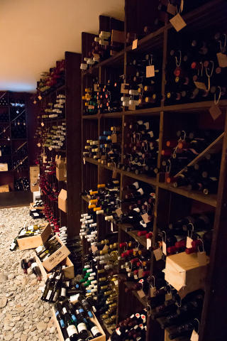 HROAR HOLM: Det var Hroar Holm som drev Huset fra 1977, som startet det m�ysommelige arbeidet med � bygge opp vinkjelleren fram til han sluttet i 1999. Foto: ROGER BRENDHAGEN