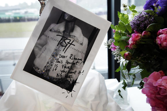 TAKKET NEI:I frykt for � f� kritikk for � bruke pels, la Rihanna og hennes stylister igjen kaninpelsjakka med s�lvskinn- og swarowskidiamantdetaljer fra kjendisdesigner Tina Steffenakk Hermansen. Foto: Steinar Buholm / Dagbladet