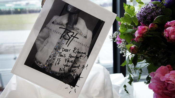 Jakke: Tina Steffenakk Hermansen har designet en kaninpelsjakke med s�lvskinn og diamanter. �Den er din hvis du vil ha den�, skriver hun til Rihanna.  Foto: Steinar Buholm / Dagbladet.