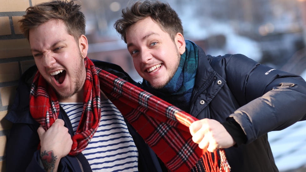 - KOR E IVAR?  Tvillingene Frank Hesmyr Falander (26) og Ivar Hesmyr Falander (26) fra Flatdal var med i den f�rste sesongen av �Amazing Race Norge�. De noe desorienterte br�drene fikk mye oppmerksomhet for � stadig komme bort fra hverandre. Foto: TV2