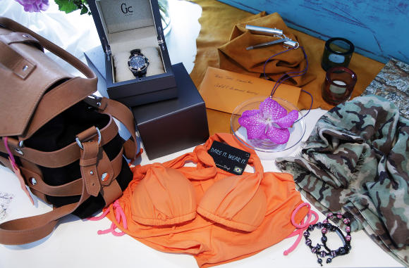 TOK MED SEG: Veske fra Cala & Jade, bikinier fra Porto Br og Guess klokke. Foto: Steinar Buholm / Dagbladet.
