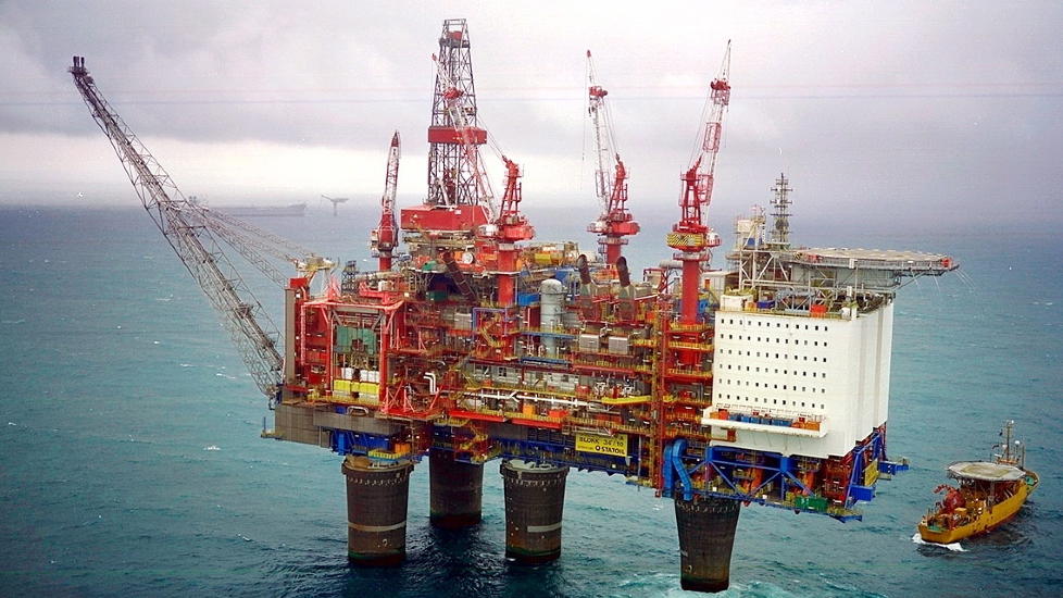  LEKKASJE OG STOPP I PRODUKSJONEN:  Sender sender 40-50 oljearbeidere i land fra Gullfaks A etter at det ble oppdaget en lekkasje i g�r. Foto: Statoil.