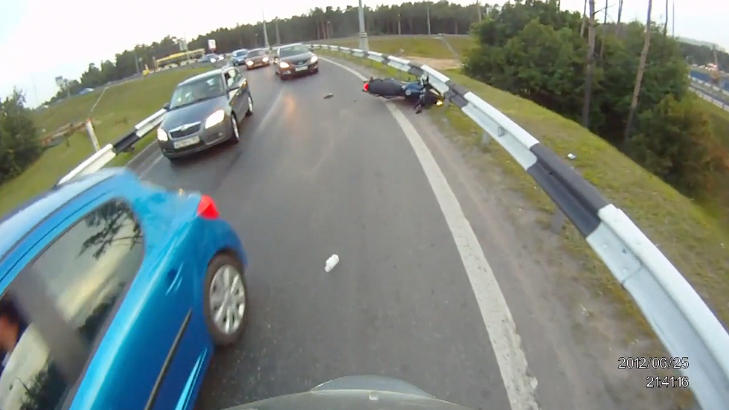INGEN STOPPET: Motorsykkeln sitter fast under autovernet, mens motorsyklisten går rundt og plukker opp vrakdeler. Selv om flere bilister rullet ned vinduet og spurte om det gikk bra med motorsyklisten, var det ingen som stoppet for å hjelpe ham. INGEN STOPPET: Motorsykkeln sitter fast under autovernet, mens motorsyklisten går rundt og plukker opp vrakdeler. Selv om flere bilister rullet ned vinduet og spurte om det gikk bra med motorsyklisten, var det ingen som stoppet for å hjelpe ham.