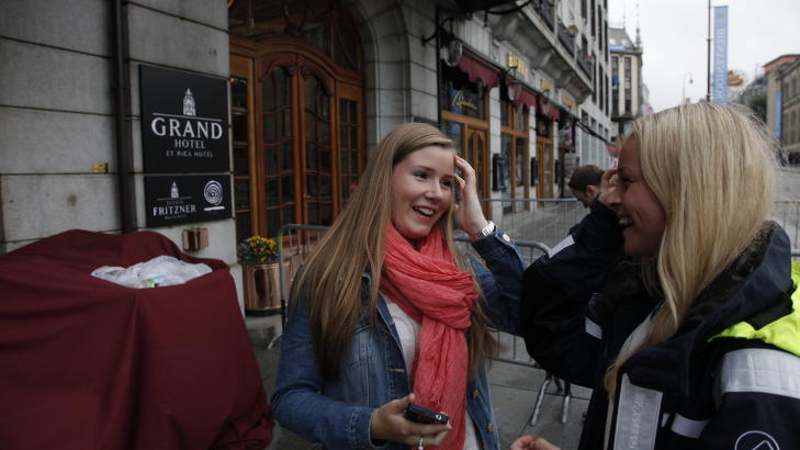 FIKK GRATISBILLETTER AV RIHANNA: Karoline �vergaard (15) og Malene Roalds�y (15) fikk ikke bare m�te sitt store idol Rihanna, men fikk ogs� gratisbilletter til kveldens Kollen-konsert av popstjerna. Foto: Sveinung Uddu Ystad / Dagbladet
