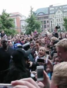 Rihanna kom ut for å hilse på fansen