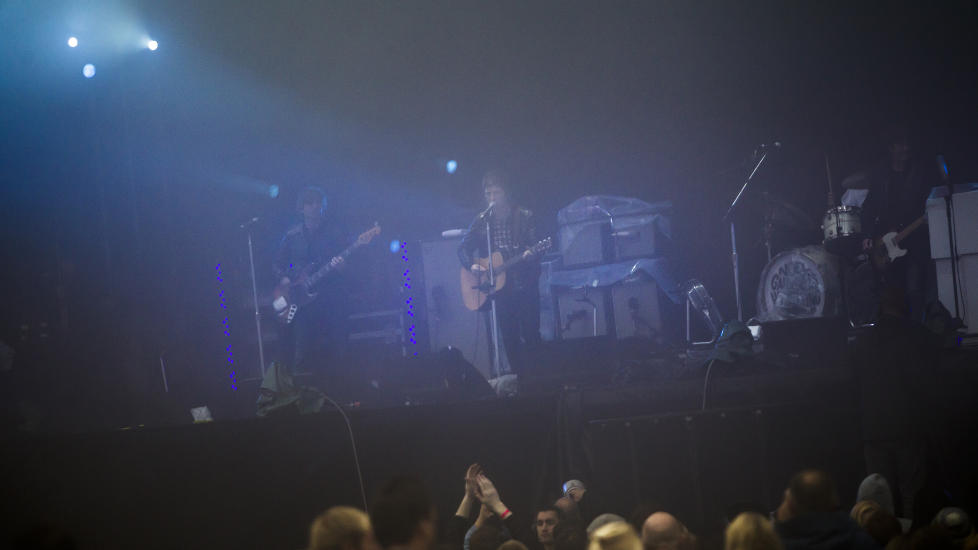 FOTOKONTRAKT: P� grunn av at Noel Gallagher forlangte en fotokontrakt Dagbladet ikke kunne skrive under p�, er dette bildet tatt fra publikum. Foto: Sondre Steen Holvik / Dagbladet