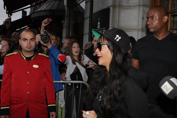 I GODT HUM�R: Rihanna smilte og hilste p� fansen da hun kom ut av Grand Hotel litt tidligere i kveld. Foto: Stella Pictures