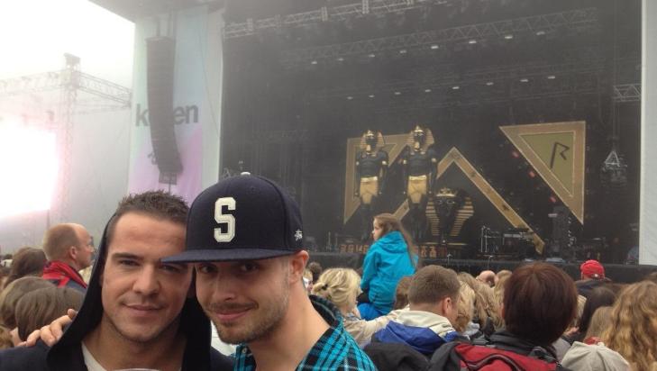 LETTA RIHANNA-FANS: Lars Magnus Ottesen (22) og Lasse Engeland (28) er to av dem som kan prise seg lykkelig for at t�ka letta akkurat i tide til Rihanna-konserten. I bakgrunnen ser man Rihannas egyptiske scene. Foto: Malini Gaare Bj�rnstad / Dagbladet