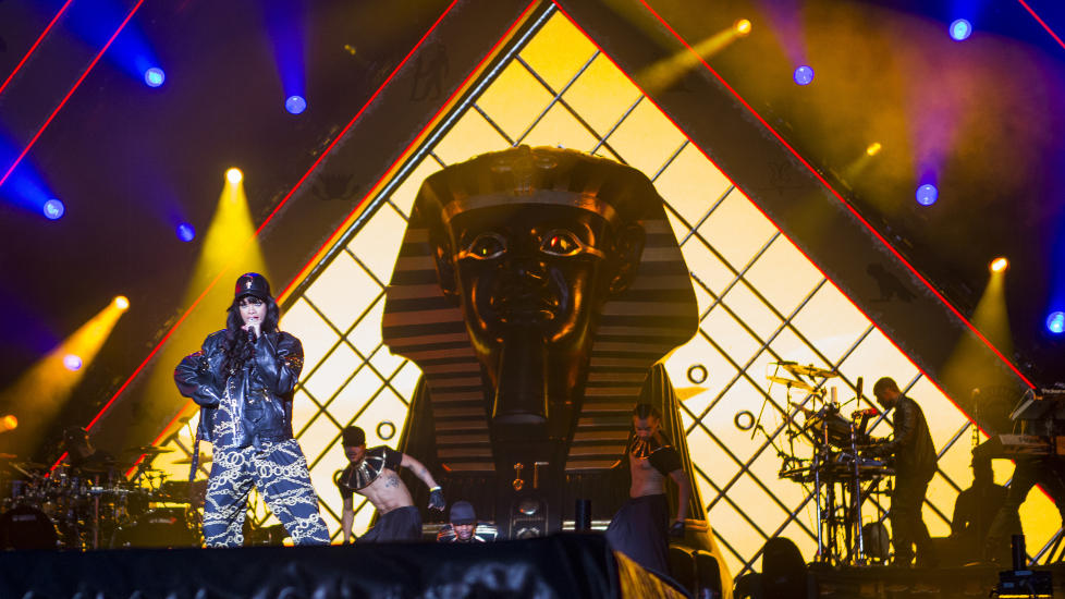 EGEN SFINX: Rihanna sparer ikke p� virkemidlene p� sin nye turn� som har det gamle Egypt som dekortematikk. Foto: Sondre Steen Holvik / Dagbladet