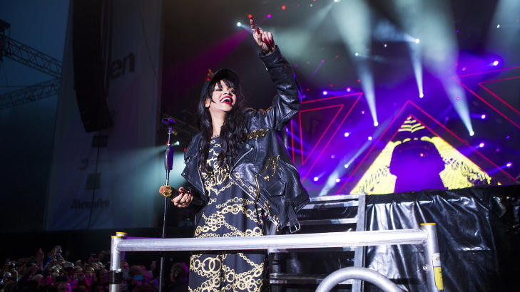 KOMMER HUN?: Rihanna p� scena i Kollen tidligere i kveld. Foto: Sondre Steen Holvik / Dagbladet