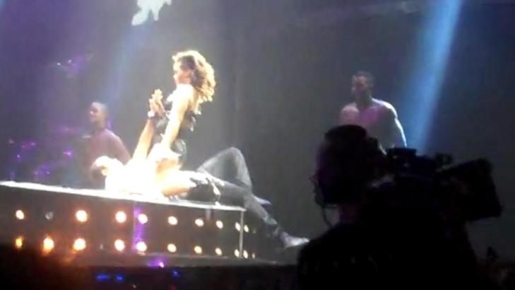 FIKK �LAPDANCE�: MTV-blogger Sami Alem var i desember i fjor i Dublin p� en jobbrelatert tur, men endte opp under beina p� Rihanna p� scena. Foto: Mtvkid / Vimeo