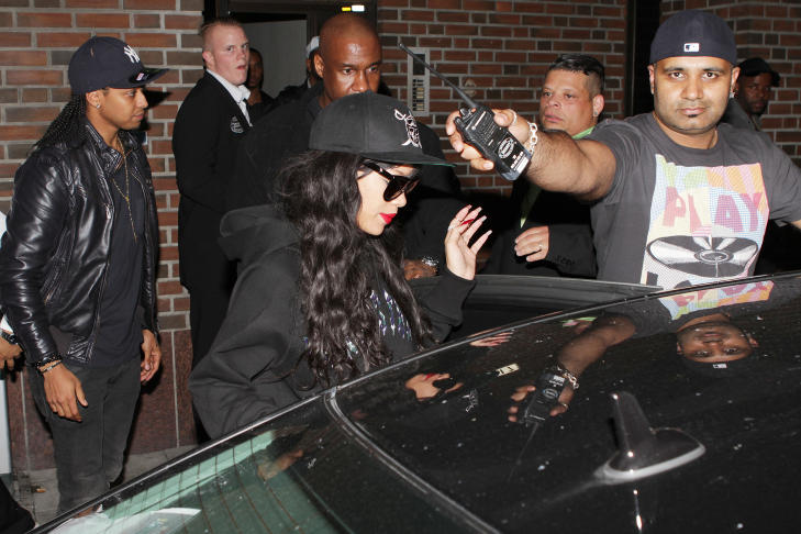 PASSET P�: Norske Sami Alem fulgte superstjerna Rihanna (24) til bilen i natt. Foto: Lars Askheim / Dagbladet