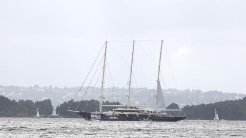 LUKSUSSKIP: Den brennende yachten er circa hundre meter lang. Foto: Tipser.no/Daniel D. Laabak LUKSUSSKIP: Den brennende yachten er circa hundre meter lang. Foto: Tipser.no/Daniel D. Laabak