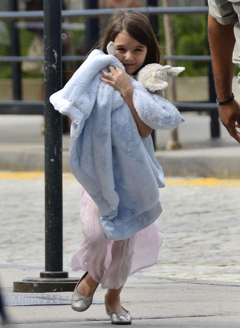 BLIR HUN PRESSMIDDEL?: Det er ventet at Katie Holmes kommer til � kreve store summer barnebidrag for lille Suri (6) i skilsmisseoppgj�ret med Tom Cruise. Foto: Stella Pictures