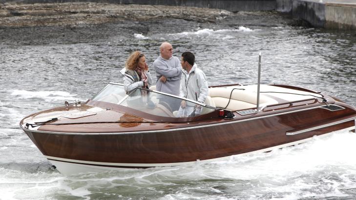 PÅ VEI UT: Barry Diller (70) og Diane von Fürstenberg ble hentet av mannskapet, og er her på vei ut til det brennende skipet. Foto: Sveinung Uddu Ystad / Dagbladet PÅ VEI UT: Barry Diller (70) og Diane von Fürstenberg ble hentet av mannskapet, og er her på vei ut til det brennende skipet. Foto: Sveinung Uddu Ystad / Dagbladet
