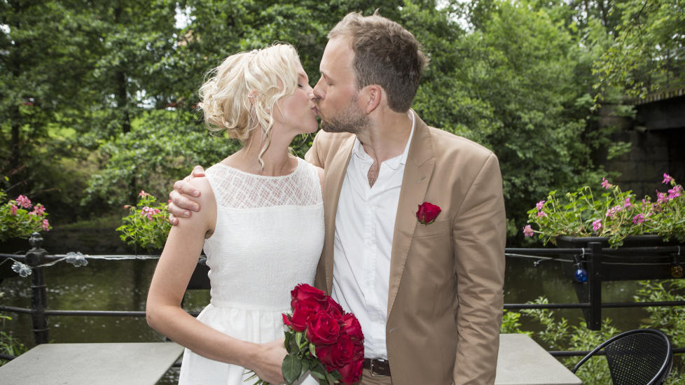 F�R SIV: Audun Lysbakken og Siv Mjaaland klinte til med bryllupsfest p� M�nefisken i Oslo i dag. Foto: Sondre Steen Holvik / Dagbladet
