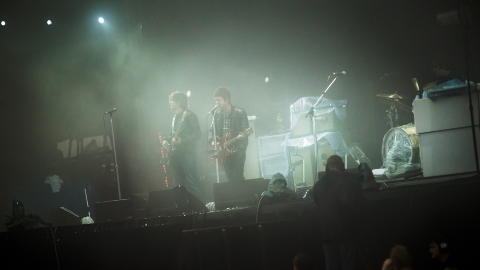 T�KESHOW: Noel Gallagher`s High Flying Birds m�tte pent finne seg i � spille i t�ka under Kollenfestivalen fredag. Det falt ikke i god jord hos vokalisten. Foto: Sondre Steen Holvik / Dagbladet