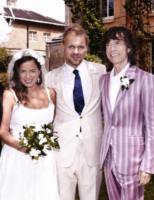 Jade (40) giftet seg i egendesignet brudekjole