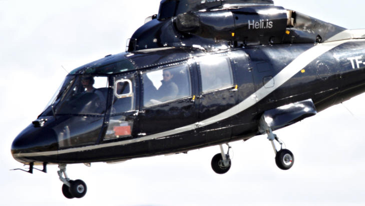 - SV�RT LEI SEG: Tom Cruise, som her tar av i et helikopter i Reykjavik i g�r, er if�lge sin talsperson sv�rt lei seg over at kona Katie Holmes n� vil skilles. Foto: Scanpix